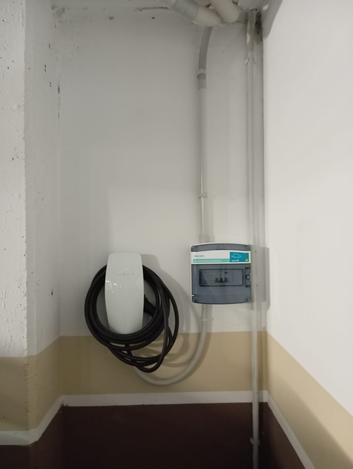 Cargador para vehículo eléctrico instalado por Norsia Electricidad