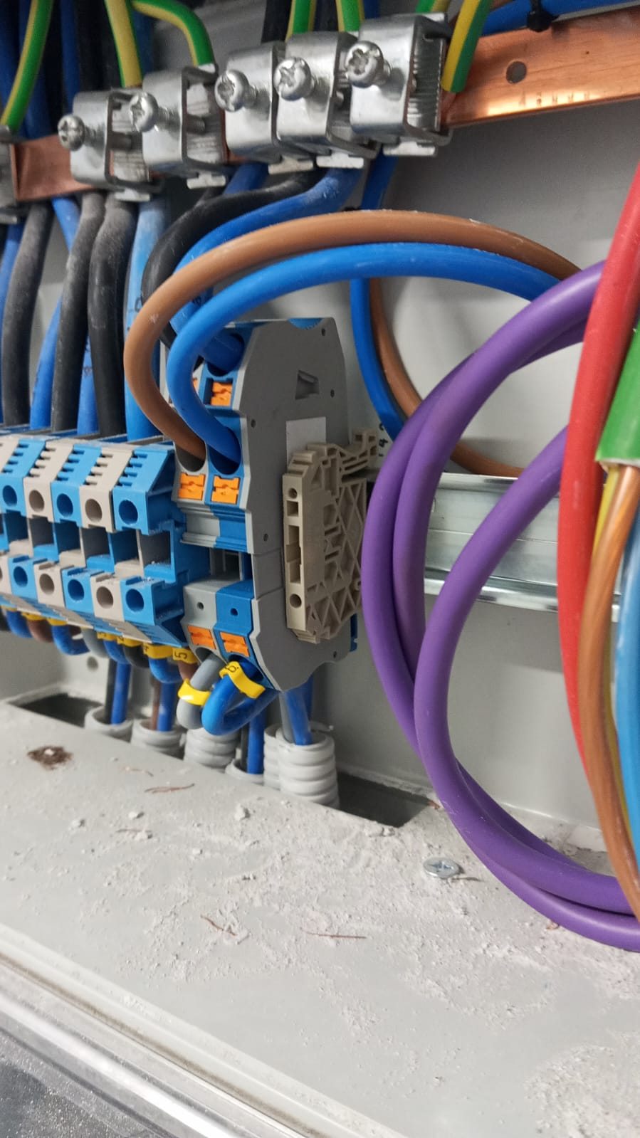 Borneras y conductores de un cuadro eléctrico en fase de montaje